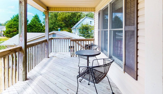 Dog-friendly house with great outdoor living space - close to the ocean