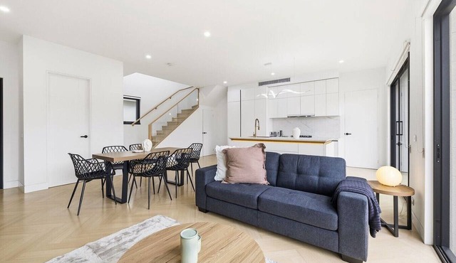 Domi Rentals - The Cheltenham Southland House