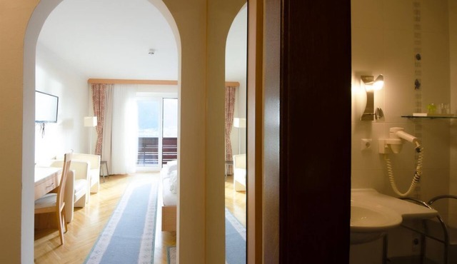 Double room, shower/WC partly separate in the room - Hotel Ossiacher See*