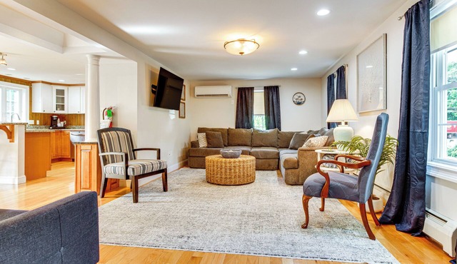 Downtown Ogunquit Home: 1 Mi to Beach! in Ogunquit
