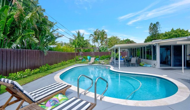 Eagle`s Way: Heated Pool, Firepit & Sunroom Near BEACH!