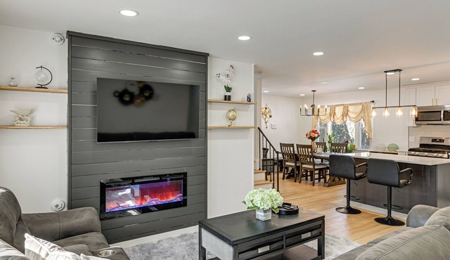 Easy Transit to NYC! Sleek North Shore Hideaway