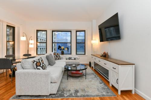 Elegant FiDi 3BR Condo - Private Elevator - Modern Luxury