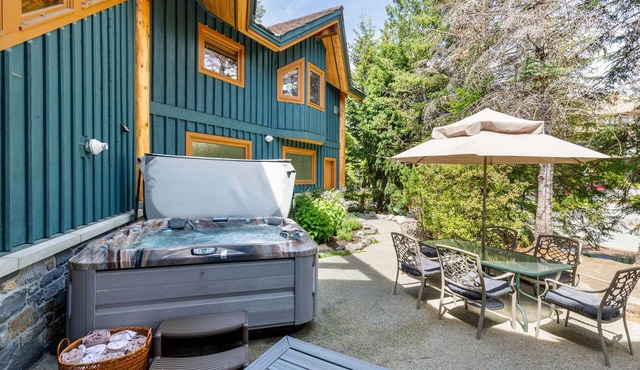 ❄︎Emerald Chalet❄︎ 5 BR Chalet with Hot Tub & BBQ, First Hole of Golf Course