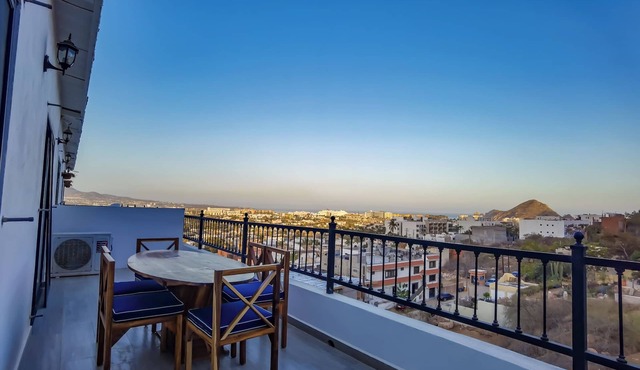 Epic 155m² Family Penthouse – Sleeps 7 with Rooftop Marina Views!