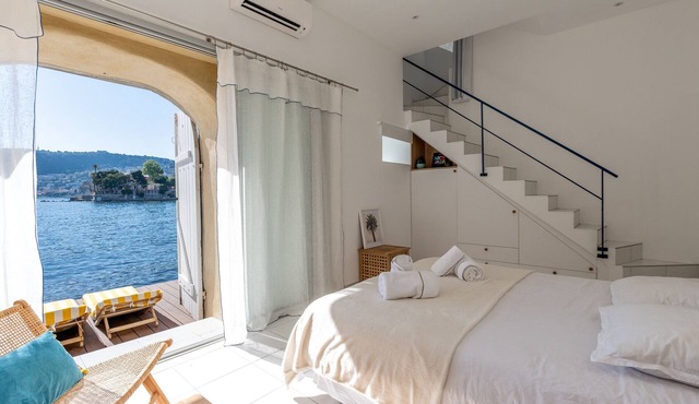 Exceptional apartment with private sea access & panoramic views