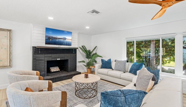 Family‑Friendly Getaway — 5 Mins From the Beach, Pool, Fenced Yard, Game Room & Patio ☀️