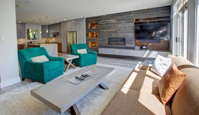 Family Friendly 3BR: Sleeps 8, Walk to Golf Course. Private Hot tub, Patio & BBQ