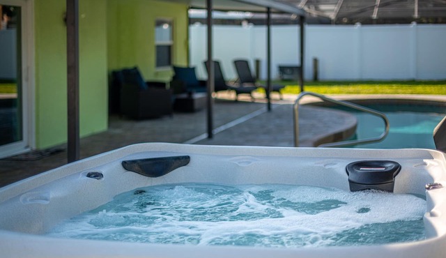 Family Fun! Steps to beach and Pier, Heated pool, hot tub, surf/bike/beach gear