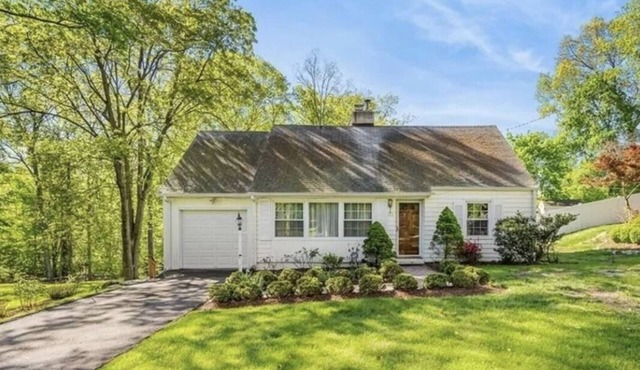 Family Retreat, Spacious 4BR in Residential Neighborhood in Stamford!