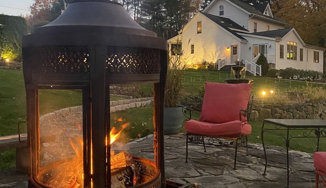 Farmhouse apartment on beautiful grounds. 2 mi. to Candlewood Lake