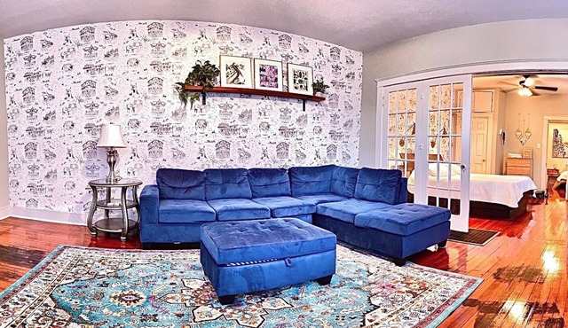 Festive 2 Bedroom Uptown New Orleans
