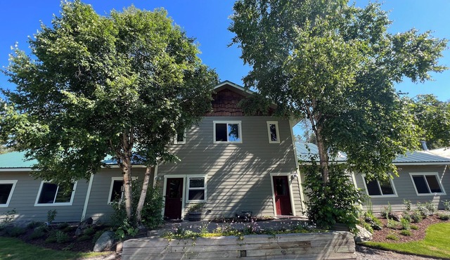 Glacier NP 4mi Sleeps 16+ Private 17 Acres Fire-pit Family Retreat