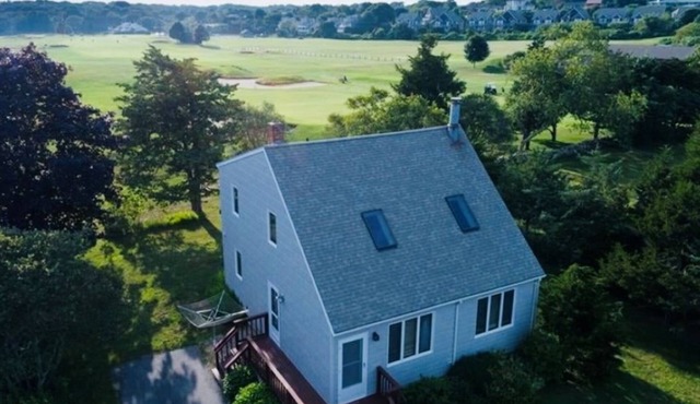 Golf course and sunsets views. Close to great beaches, dining and downtown.