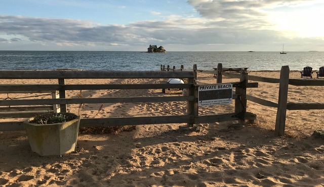 Gorgeous 3BR Beach House with Private Beach Access.