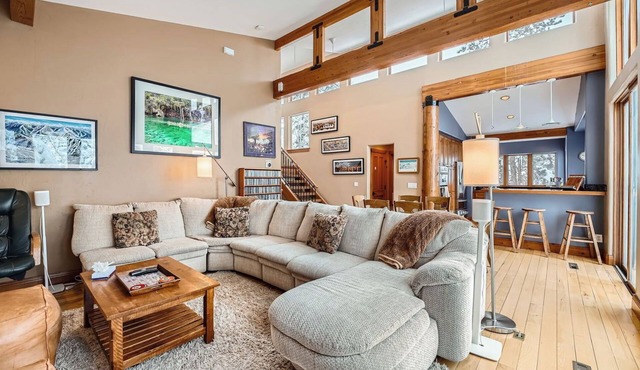 Gorgeous Mountain Home Just Minutes drive to the Slopes