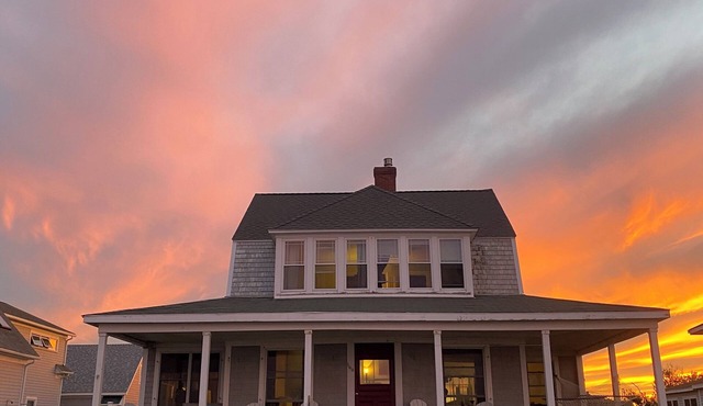 Gorgeous ocean-front restored 1910 Victorian beach house. Pet friendly!