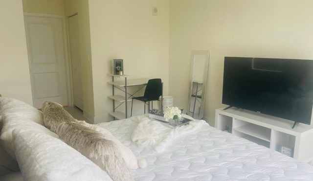 Habitacion con baño privado, cerca al aeropuerto. Parking free