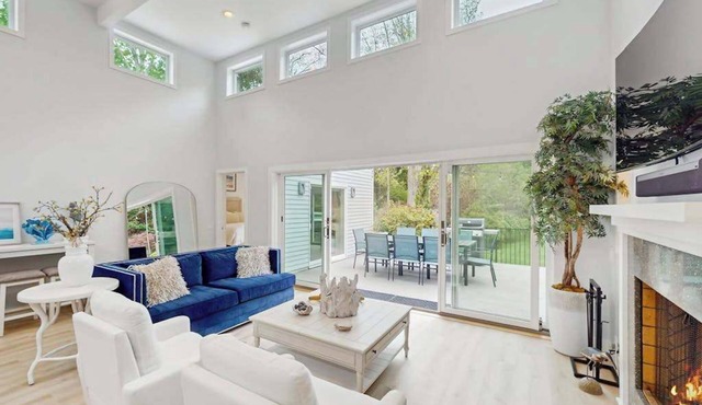Hampton Retreat - Hot Tub, Pool, and More