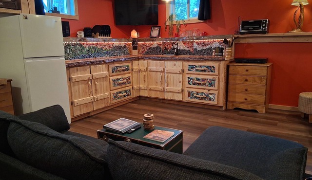 Handcrafted Headwater Hideout. Downtown w/woodfired sauna
