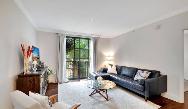 Heart of WPB: 1BR Penthouse Floor Condo w/Pool, Gym & Garage Parking