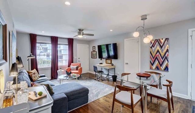 Historic 1BR Myers Park Condo Near Atrium CMC & Uptown with King Bed and Parking
