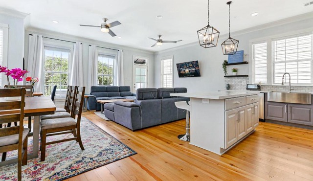 Hosteeva Amazing 4 BR Modern Condo with Balcony Near Frnch Quarter