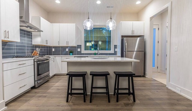 House w/ Spacious Floorplan across from park!