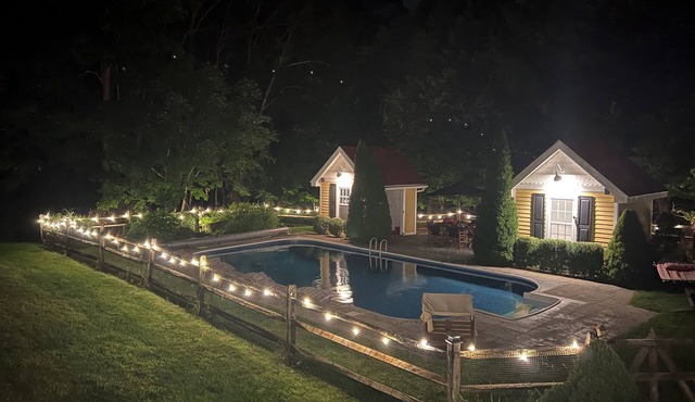 Huge Pool, Elevated Hot Tub, Lounge Cabanas, Massive Backyard & Gym