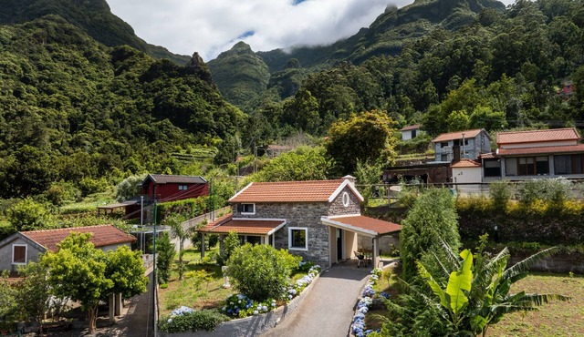 In tranquil countryside, Casa Hortensia