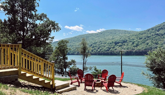 Lakehouse Boat Dock, Kayaks, Fire-Pit, Pool Table, Air Hockey, Hammock, King Bed