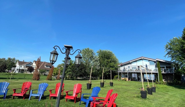 LakeHuron waterfront cottage/Hot tub/Max 2 pets& private sand beach/20 people. in Goderich
