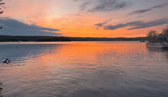 Lakeside Home: Pet-Friendly Retreat with Breathtaking Sunsets