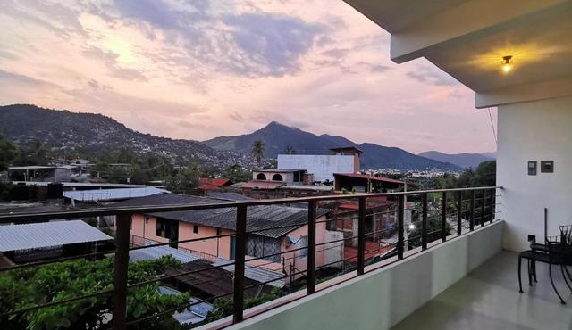 Large and comfy apartment, near DT and Principal Beach!