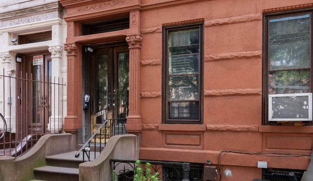 Large bedroom Large living and dining area Brownstone house Very comfy