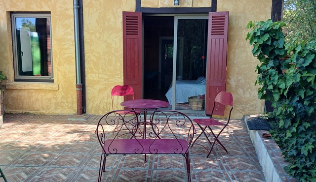 Les Bambous Vacation Rental, for 2 people, downtown Billom (one pet allowed)