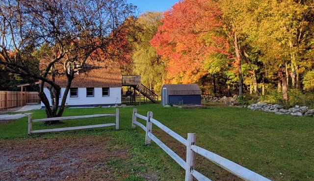 Little House Inn - Private Home - Secluded - Ware - 2 bedroom, sleeps 6