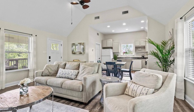 Lovely 1-bedroom house in charming Old Mandeville close to the lakefront!