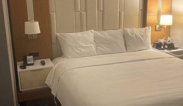 Luxe 1bd condo at Midtown 45, king bed, full ktc amazing city views from lounge