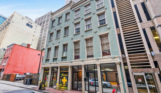 Luxurious Downtown Condo by the French Quarter!