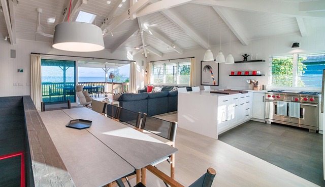 Luxury Beachfront home on Hanalei Bay with A/C