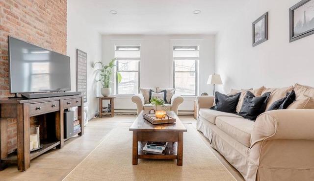 Luxury Couples Retreat - 15 min to NYC, PATH - Quiet & Stylish Duplex