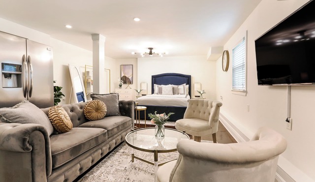 Luxury Couples Studio WALK TO STREETCAR! & 3.5Miles to Bourbon St & Downtown