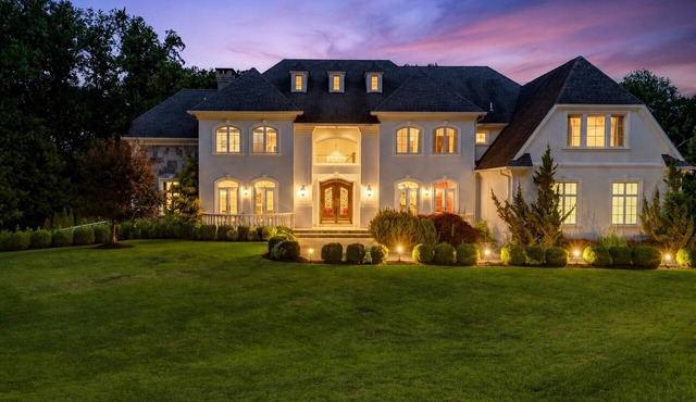 Luxury Estate 8 bedrooms Pool Hot Tub Private access to Lake 1hr NYC