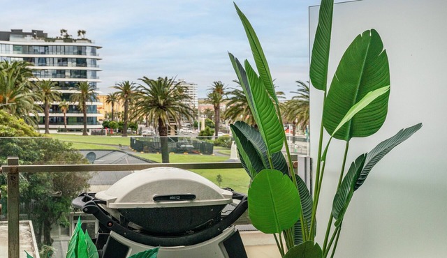 LUXURY LIVING - ICONIC ST KILDA BEACH LOCATION * ONE MONTH SHORT STAYS *