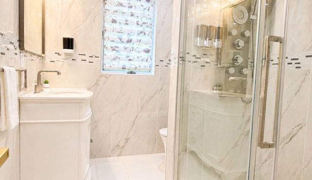 Luxury Private Retreat - 7 Bedrooms - 5.5 Baths - Sleeps Large Groups