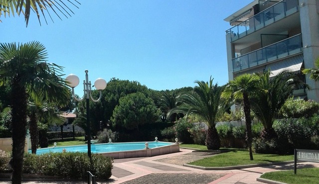 Luxury Seafront Apartment With Large Private Garden