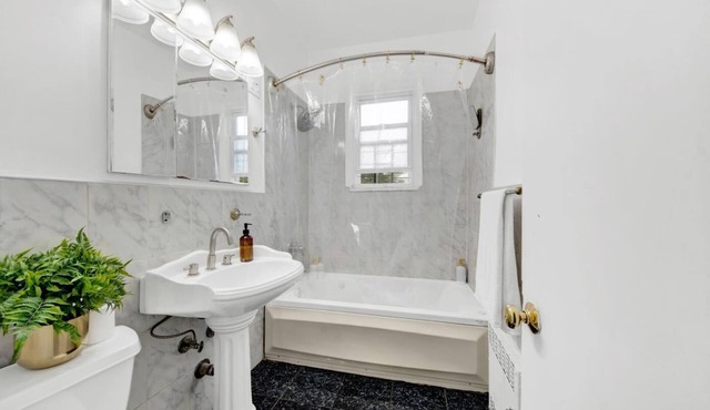Luxury Stay Modern Home Near NYC Transit