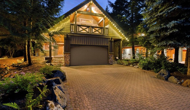 Marmot's Meadow Chalet: Tranquil 14th Fairway - Private Hot Tub