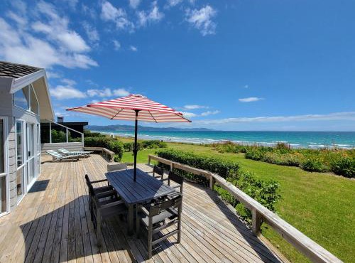 Matarangi Beachfront - Matarangi Holiday Home